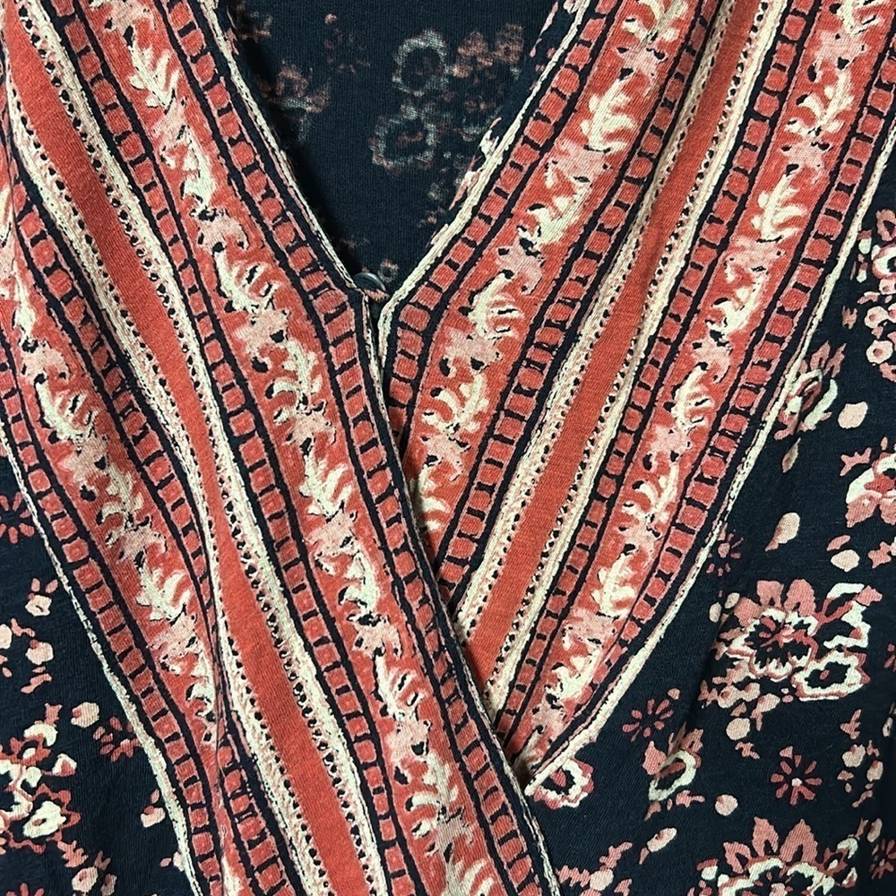 Lucky Brand Women’s Wrap Front Top Size XL Navy Red Mixed Print Elastic Waist - Picture 3 of 10